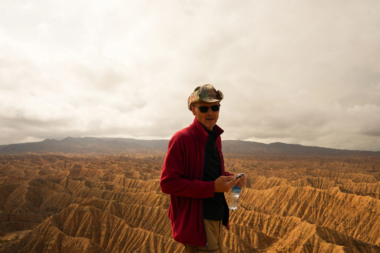 A man standing in the viewpoint of Aksai canyons